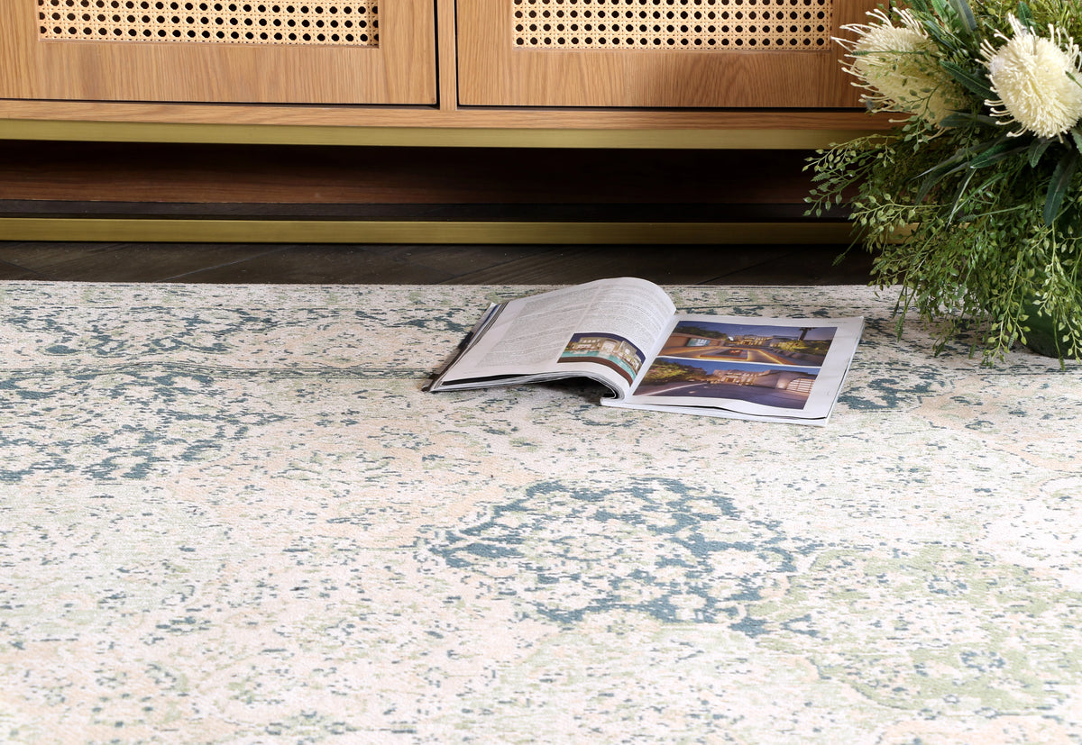 Traditional Distressed Floral Rug in Ivory Vintage inspired design