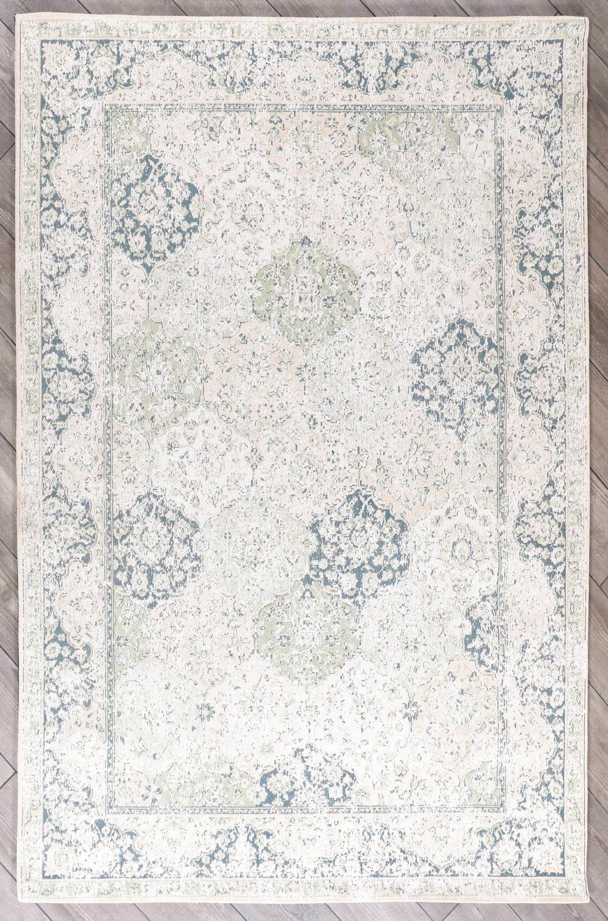 Traditional Distressed Floral Rug in Ivory Vintage inspired design